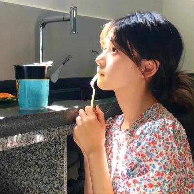 背鸭子的男孩
